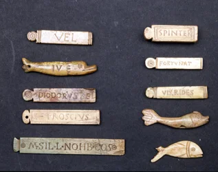 Vstupenky do divadla ze slonoviny z římské éry. Museo della Scala v Miláně