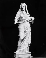 Vestal Virgin (mramor) (černobílá fotografie)