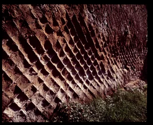 Pohled na zdi postavené stavební technikou opus reticulatum, 5. století před naším letopočtem – 1. století našeho letopočtu