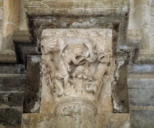 Hudebník a démon symbolizující chlípnost (vyřezávaný kapitál)