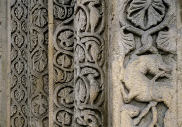 Dekorativní detaily fasády baziliky, začátek 12. století (reliéf)