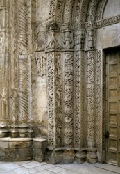 Detail fasády levé strany portálu baziliky, počátek 12. století (fotografie)