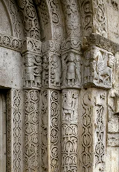Detail průčelí pravé strany brány baziliky, počátek 12. století (fotografie)