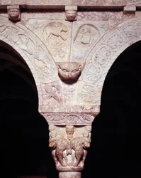 Detail beránka božího a symbol evangelisty Lukáše, vyřezaný na tribuně převorství