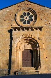 Průčelí kostela Saint Maria de Covet, Isona, Španělsko