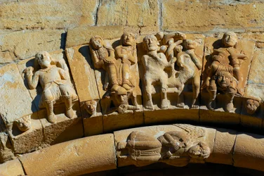 Fasáda kostela Saint Maria de Covet, Isona, Španělsko, detail