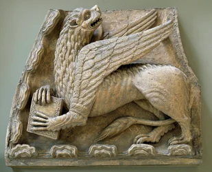 Griffon sochy z originálu portálu kostela Saint Loup de Naud (Seine a Marne) 1170 Paříž, muzeum památek francais