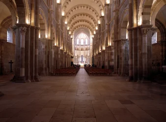 Interiér Cathedrale de Vezelay (89): Hlavní loď.