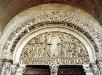 Poslední soud, sochařský tympanon katedrály Saint-Lazare v Autunu, románské umění 13. století. Autun, Saône-et-Loire, Burgundsko, Francie.