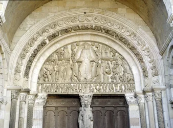 Poslední soud, sochařský tympanon katedrály Saint-Lazare v Autunu, románské umění 13. století. Autun, Saône-et-Loire, Burgundsko, Francie.