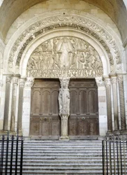Portál katedrály Saint-Lazare (sochařský tympanon znázorňuje Poslední soud), Autun