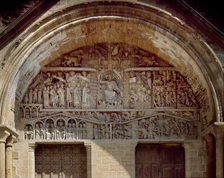 Románské umění: sochařsky zdobený tympanon zobrazující Poslední soud, napravo od Krista ráj, nalevo chaos pekla. Socha (1130-1140) opatství Sainte-Foy v Conques (Aveyron), Francie.