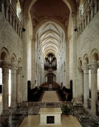 Románské umění: vnitřní pohled na baziliku Saint Benoit sur Loire (Loiret) postavenou mezi 11. a 13. stoletím.