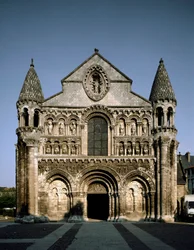 Románské umění: pohled na Notre Dame la Grande (Notre-Dame-la-Grande). Poitiers (Vídeň) z 12. století