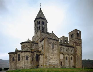 Románské umění: pohled na kostel Saint-Nectaire (12. století).