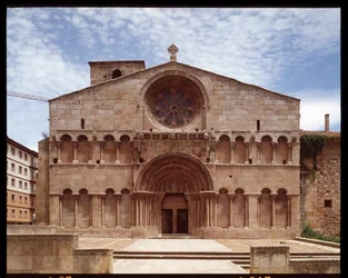 Románské umění: pohled na kostel sv. Dominika (Iglesia de Santo Domingo, kostel sv. Dominika) 12. století Soria, Španělsko