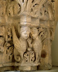 Nahoře zdobí sirény a ptáci po vzoru kostela Saint Loup de Naud (Seine a Marne) 1170. Paříž, Museum of Monuments english