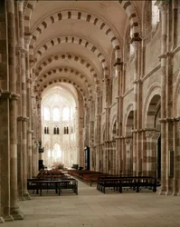 Opatství Vezelay (89), hlavní loď baziliky Santa Maria Magdalene. 12. století.