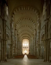 Pohled na centrální loď baziliky Santa Maria Magdalene (Saint Mary Magdalene (1096-1106), Vezelay, Yonne