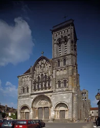 Pohled na fasádu. Bazilika Santa Maria Magdalene (Sainte Marie Madeleine (1096-1106), Vezelay, Yonne