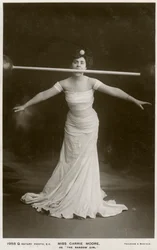 Carrie Moore, australská herečka, kolem roku 1900.