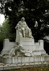 Památník na poctu německému skladateli Johannesi Brahmsovi (1833-1897) v režii Rudolfa von Weyra (1847-1914). Ressel Park, Vídeň Rakousko