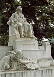 Památník na poctu německému skladateli Johannesi Brahmsovi (1833-1897) v režii Rudolfa von Weyra (1847-1914). Ressel Park, Vídeň Rakousko