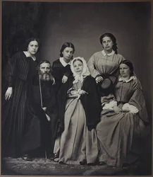 Portrét autora a lexikografa Vladimíra Dahla (Dal) (1801-1872) s rodinou (jeho manželkou Jekatěrinou Lvovnou Sokolovou (1819-1872) a dcerami), Anonym. Foto albuminu