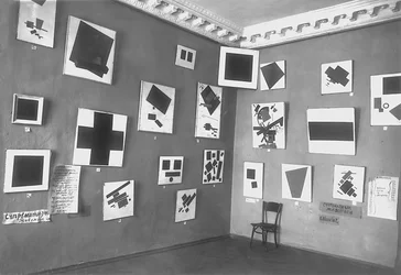 Pohled na místnost s Malevičovým Černým čtvercem a dalšími suprematistickými malbami, Poslední futuristická výstava obrazů 0.10, Petrohrad, zima 1915-16