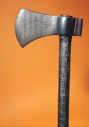 Sekera, kterou Petr Veliký (1672-1725) položil první kámen při zakládání Petrohradu 16. května 1703 (kov)