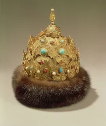 Koruna z Karanu, ryté zlato osazené šperky, kožešinový lem, niello a prolamované, polovina 16. století (zlato, šperky, kožešina)