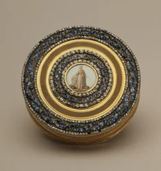 Tabatěrka s pozdější zmenšeninou pomníku Kateřiny II., od Johanna Gottlieba Scharffa, Petrohrad, 1776 (zlato, smalt a drahé kameny