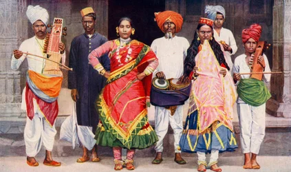 Nautch dance girls s doprovodnými hudebníky, Indie, 1922.