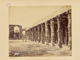 Dillí; kolonáda hinduistických sloupů u Qutb Minar, severní strana