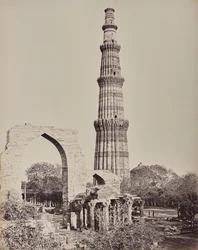 Dillí. Kootub Minar neboli věž ve zničeném městě Staré Dillí