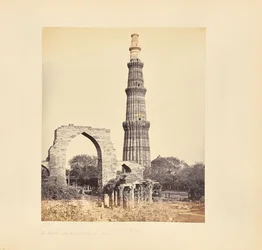 Dillí; Kutub Minar s Velkým obloukem od západu