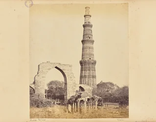 Dillí; Kutub Minar s Velkým obloukem, od západu