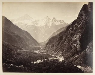 Pohled dolů na říční soutěsku a přírodní skalní oblouk, orámovaný stromy, na Gangu v Bhaironghati. Album fotografií Indie, především Samuel Bourne1866