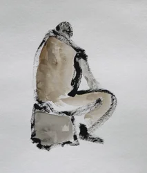 Zamyslena postava v sedě
