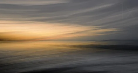 Abstraktní západ slunce nad oceánem