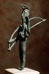 Nuragská kultura (nuragy), Sardinie: bronzová soška lučištníka. 8.-7. století př. n. l. Cagliari, Museo Nazionale Archeologico, Sardinie, Itálie