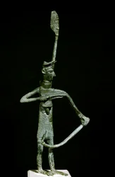 Sardinská nuragská kultura: bronzová soška lučištníka. 8.-7. století př. n. l., Cagliari, Museo Nazionale Archeologico, Sardinie, Itálie