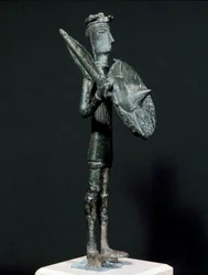Sardinská nuragská kultura (nuragy): bronzová socha válečníka z Teti z pohoří Arcosu. 8.-7. století př. n. l. Rozměry: 24 cm. Cagliari, Národní archeologické muzeum, Sardinie, Itálie
