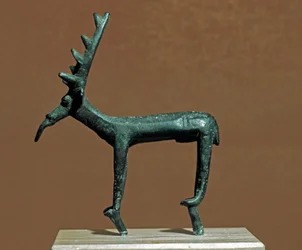 Nuragská kultura (nuragy), sardinská: bronzová soška jelena z Iglesias. 8.-7. století př. n. l. Cagliari, Museo Nazionale Archeologico, Sardinie, Itálie