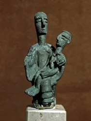 Nuragská kultura (nuragy), Sardinie: bronzová soška Bohyně matky podpírající mrtvého válečníka. Z Urzulei poblíž Nuora. 8.-7. století př. n. l. Cagliari, Národní archeologické muzeum, Sardinie, Itálie