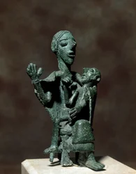 Nuragská kultura (nuragy), sardinská: bronzová soška Bohyně matky s jejím synem. 8.-7. století př. n. l. Cagliari, Museo Nazionale Archeologico, Sardinie, Itálie