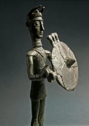 Nuragská kultura (nuragy), sardinská: bronzová soška válečníka se štítem. 8.-7. století př. n. l. Museo Nazionale Preistorico Etnografico „Luigi Pigorini“, Řím