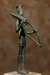 Nuragská kultura (nuragy), Sardinie: bronzová soška válečníka. 8.-7. století př. n. l. Cagliari, Museo Nazionale Archeologico, Sardinie, Itálie