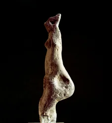 Sardinská nuragská kultura (nuragy): vápencová soška steatopygické Venuše (tvar dolní části zad) (Venuše z Macomeru), pocházející z Macomeru nedaleko Nuora. Datována do přednuragského období (25.-18. století př. n. l.), eneolit. Cagliari, Národní