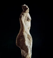 Sardinská nuragská kultura (nuragy): vápencová soška steatopygické Venuše (tvar dolní části zad) (Venuše z Macomeru), pocházející z Macomeru poblíž Nuora. Datováno do přednuragského období (25.-18. století př. n. l.), eneolit. Cagliari, Museo Nazionale